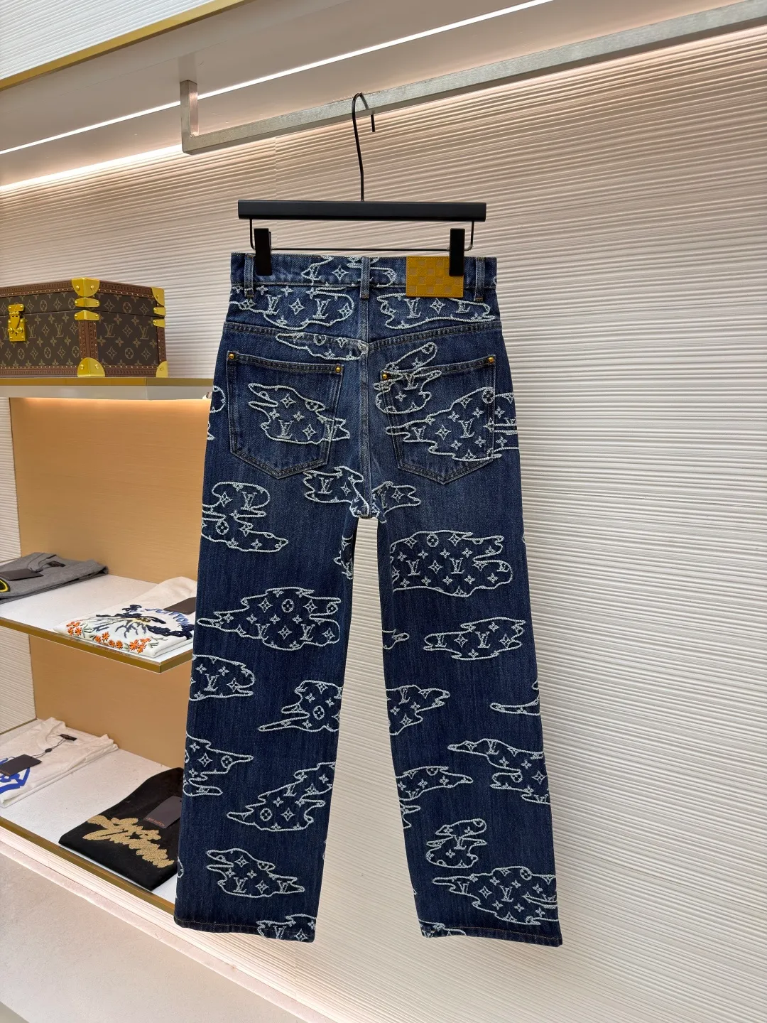 LOUIS VUITTON cloud jacquard patchwork jeans ●Original version: purchased and developed in 16013 ●Item number: 1681963-B40 ●Fabric: denim fabric ●Technology: jacquard production ●Color: blue ●Version: fitted version ●Weight: about 925 grams ●Size: S-M-L-XL ●Description: Made of 100% indigo washed denim, the Monogram logo is woven into the moire pattern through jacquard technology, giving it a retro and aged texture. The trousers are made of multiple pieces of fabric using hand-stitching techniques, and the edges of the cloud-like shape are reinforced with pearlescent rivets. It not only retains the five-pocket structure of work jeans, but also embellishes the back waist details with a nubuck Mini Damier label. The front is closed with pearl-textured buttons and zippers, and the fully lined design improves wearing comfort. The whole piece is sewn in an Italian workshop, combining retro aesthetics with luxurious craftsmanship details. The overall wiring is straight and delicate, the fabric is comfortable and soft, and the color is consistent without color difference. It can be matched with the same style to create a fashionable look and control various occasions. Customized accessories, complete with three standards, same style for men and women!